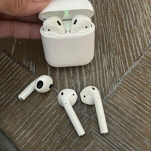 Apple White Wireless Earbuds with Case